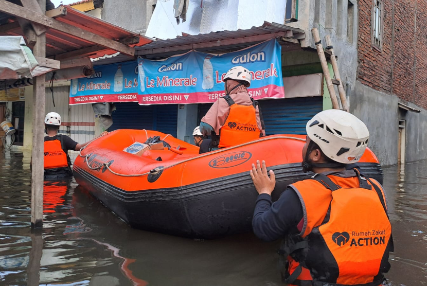 Relawan Rumah Zakat menurunkan perahu karet untuk evakuasi warga di Kelurahan Trimulyo Kecamatan Genuk Kota Semarang serta Karyawan Pabrik di Kawasan Industri Terboyo. 