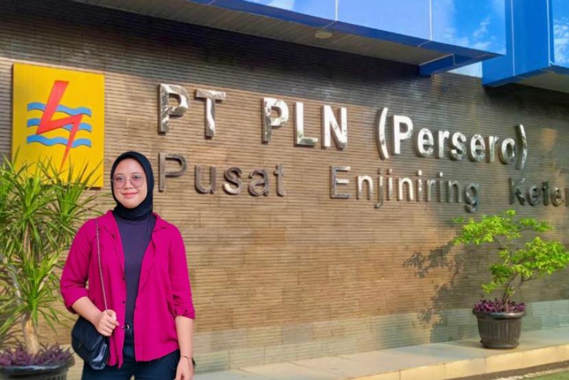 Mahasiswa Program Studi (prodi) Informatika Universitas Nusa Mandiri (UNM), Elsha Nabila magang di PT Prima Layanan Nasional Enjiniring (PLN Enjiniring) dalam bidang Perencanaan Pengadaan.