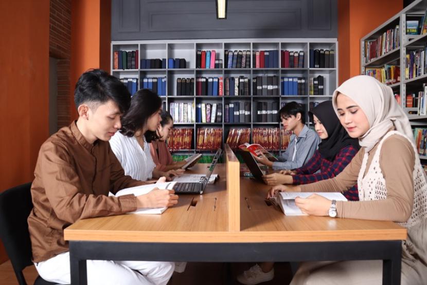  Universitas BSI (Bina Sarana Informatika) sebagai Kampus Digital Kreatif yang banyak melahirkan generasi muda kreatif dan inovatif juga menyiapkan fasilitas keren berupa perpustakaan bagi civitas akademika kampus.