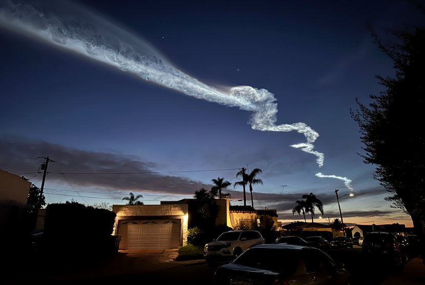 Jejak peluncuran roket SpaceX Falcon 9 terlihat di atas rumah-rumah Senin, 18 Maret 2024, di San Diego. Roket yang membawa satelit Starlink diluncurkan dari Pangkalan Angkatan Luar Angkasa Vandenberg, Senin.