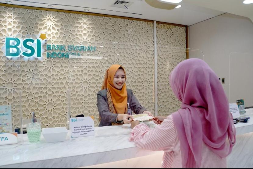 BSI optimalkan layanan nasabah selama ramadhan, salah satunya dengan membuka weekend banking di 1.024 outlet BSI seluruh Indonesia. Petugas customer service dan teller sedang melayani nasabah di Kantor Cabang BSI The Tower, Jakarta.