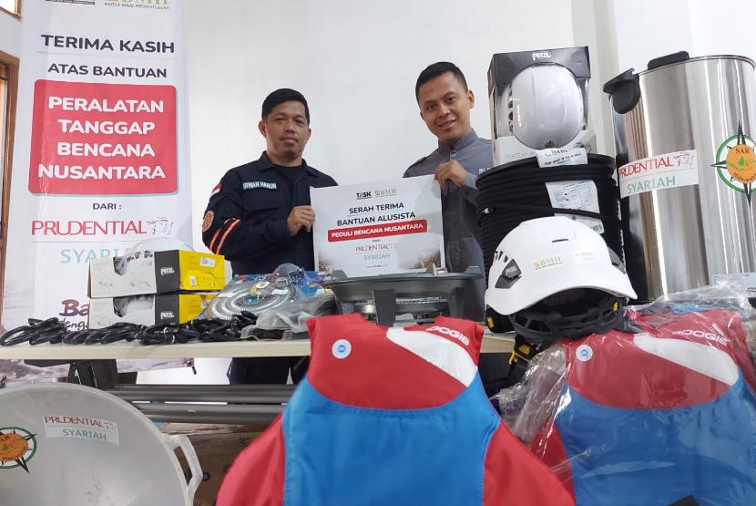 Prudential Syariah bersama BMH (Baitul Maal Hidayatullah) menyerahkan bantuan Alat Pelindung Diri (APD) kepada Search and Rescue (SAR) Hidayatullah dalam acara yang bertempat di Depok, Jawa Barat (20/3/2024). 