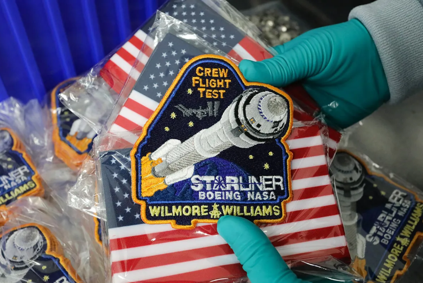Patch misi, bendera Amerika, dan medali peringatan termasuk di antara kenang-kenangan yang diluncurkan pada CST-100 Starliner Crew Flight Test (CFT) Boeing.