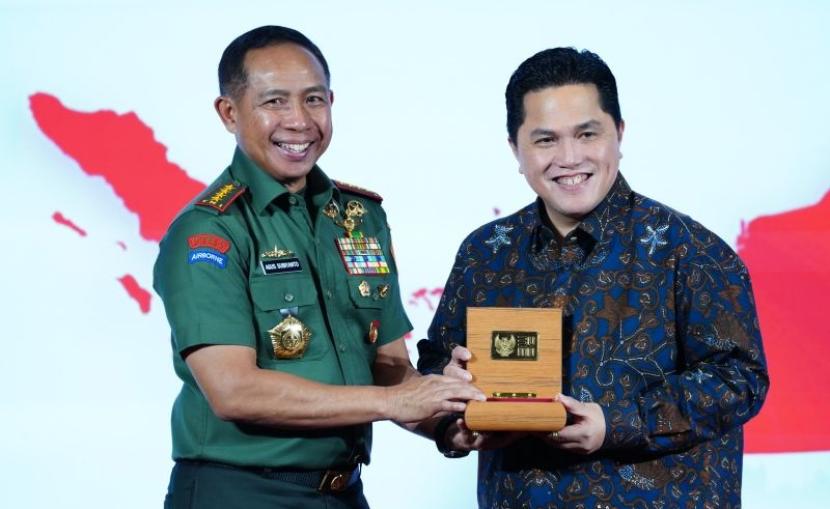 Panglima TNI Jenderal TNI Agus Subiyanto (kiri) dan Menteri BUMN Erick Thohir berfoto saat acara penandatanganan nota kesepahaman (MoU) sinergitas tugas dan fungsi Kementerian BUMN dan TN.