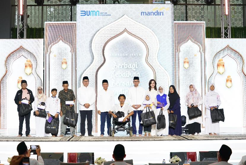 Bank Mandiri bersama anak perusahaan memberikan bingkisan kepada 57 ribu anak yatim dan dhuafa di seluruh Indonesia.
