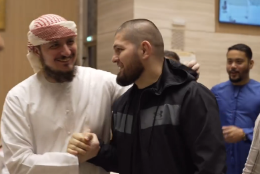 Juara dunia kelas ringan UFC, Khabib Nurmagomedov, menyalami qori internasional sekaligus hafiz Quran, Fatih Seferagic (kiri), di masjid di Dubai, Uni Emirat Arab.