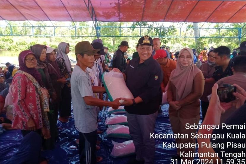 Wakil Gubernur (Wagub) Kalteng Edy Pratowo menyalurkan beras subsidi pada Pasar Murah di Kantor Kecamatan Sebangau Kuala, Kabupaten Pulang Pisau, Ahad (31/3/2024).