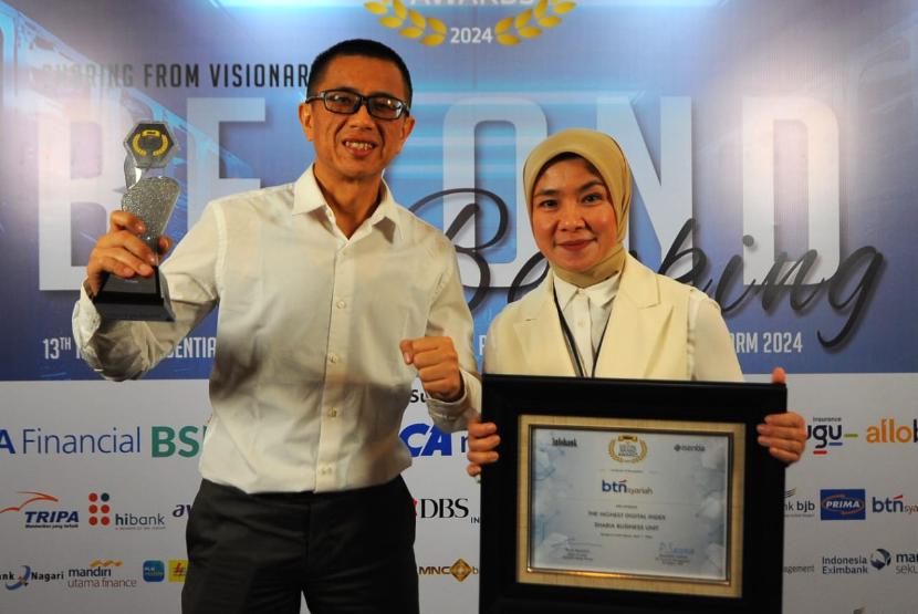 Head of Digital Channel Division PT Bank Tabungan Negara (Persero) Tbk. Tan Jacky Chen dan Sharia Funding & Treasury Deputy BTN Asvanti Handaru kompak tersenyum sambil memegang penghargaan dari ajang Digital Brand Recognition 2024, di Jakarta, Senin (1/4/2024). 