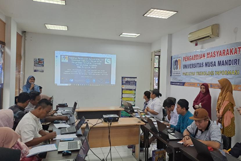 Dosen Program Studi Sistem Informasi Universitas Nusa Mandiri (UNM) memberikan pelatihan penggunaan AppSheet kepada pengurus JPRMI (Jaringan Pemuda & Remaja Muslim Indonesia) di Universitas Nusa Mandiri.