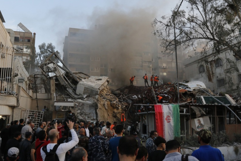 Serangan rudal menghancurkan gedung diplomatik Iran di Ibu Kota Suriah, Damaskus, 1 April 2024. Menurut kantor berita Suriah, SANA, Israel melancarkan serangan udara yang menargetkan gedung Konsulat Jenderal Iran di Damaskus.