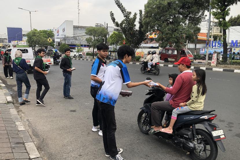 Unit Kegiatan Mahasiswa (UKM) Taekwondo Universitas Nusa Mandiri (UNM) menggelar kegiatan sosial yaitu berbagi takjil gratis kepada masyarakat sekitar lingkungan kampus Universitas Nusa Mandiri (UNM) kampus Jatiwaringin, Jakarta Timur pada Rabu (27/3/2024). 