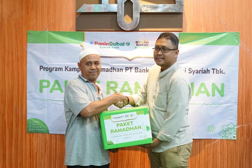 Inisiatif Zakat Indonesia (IZI) bersama PT Bank Panin Dubai Syarih Tbk (PDSB) menyelenggarakan Program Kampung Ramadan di Kelurahan Jatipulo, Kecamatan Palmerah, Jakarta Barat, dengan menyalurkan Paket Ramadan.