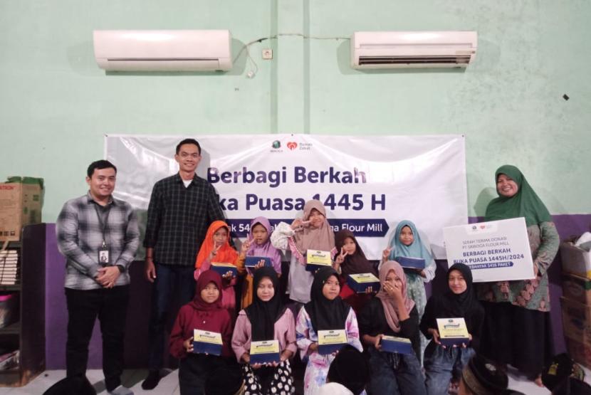 PT Sriboga Flour Mill secara simbolis menyalurkan 5.416 paket Berbagi Berkah Puasa melalui Rumah Zakat bertempat di TPQ Baitul Muslimin Jalan Ronggowarsito Tanjung Mas, Semarang. 