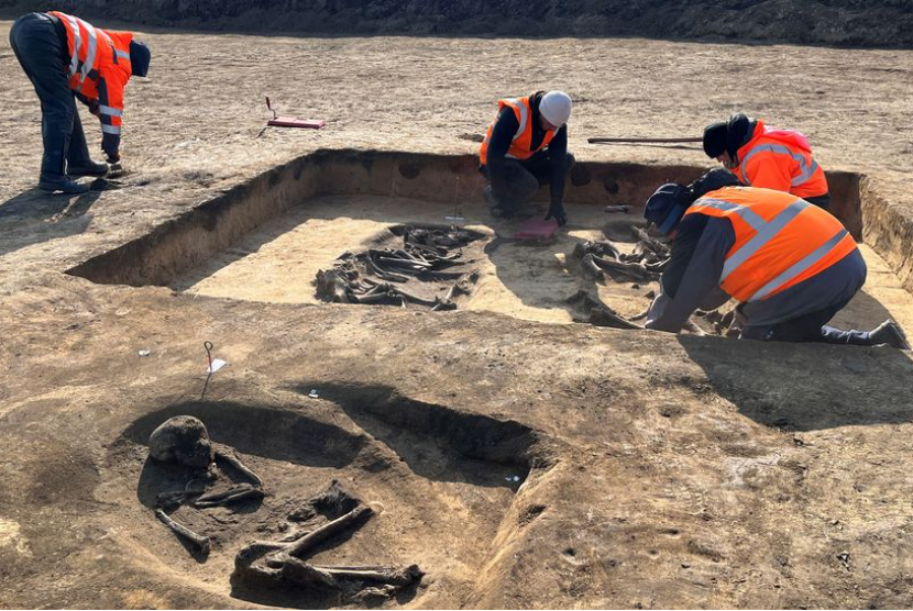Para arkeolog Jerman menemukan kuburan kuno yang kompleks saat menggali kawasan industri di mana konstruksi akan dimulai pada fasilitas baru untuk Intel, perusahaan manufaktur chip Amerika.