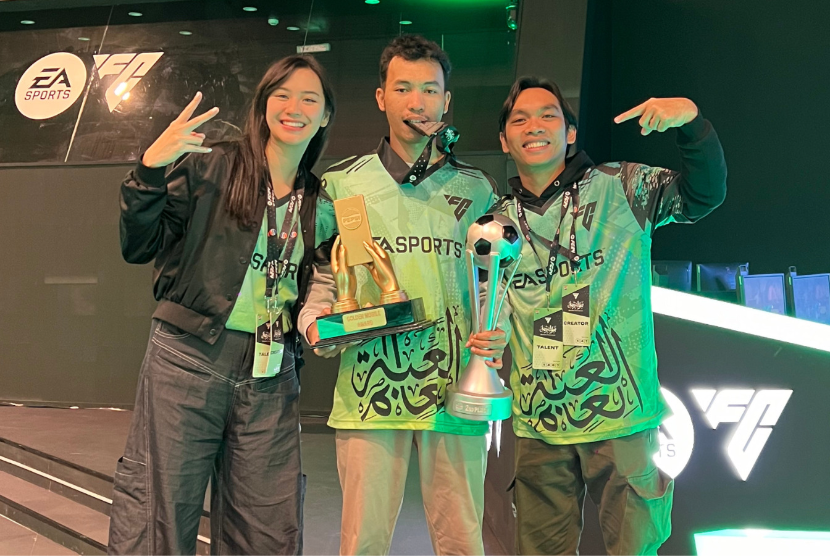 Rizki Iman Nursaftadi, Arul Ivansyah, dan Indira Ayu Maharani mengharumkan nama Indonesia sebagai runner-up pertandingan EA Sports FC Mobile Ramadhan Tournament yang diselenggarakan oleh Electronic Arts.
