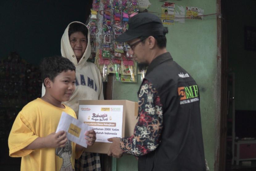 Maybank Syariah bekerja sama dengan Baitul Maal Hidayatullah (BMH) Perwakilan Kalimantan Timur, memberikan senyuman dan kebahagiaan kepada 50 anak yatim dhuafa dan anak-anak dengan disabilitas tunanetra di Balikpapan.