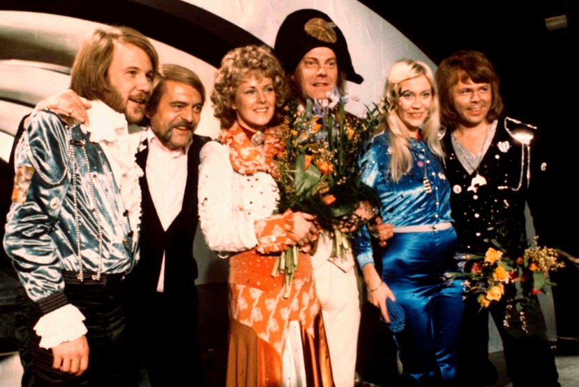 Anggota grup Swedia ABBA dan rekan dekatnya merayakan kemenangan lagu mereka 