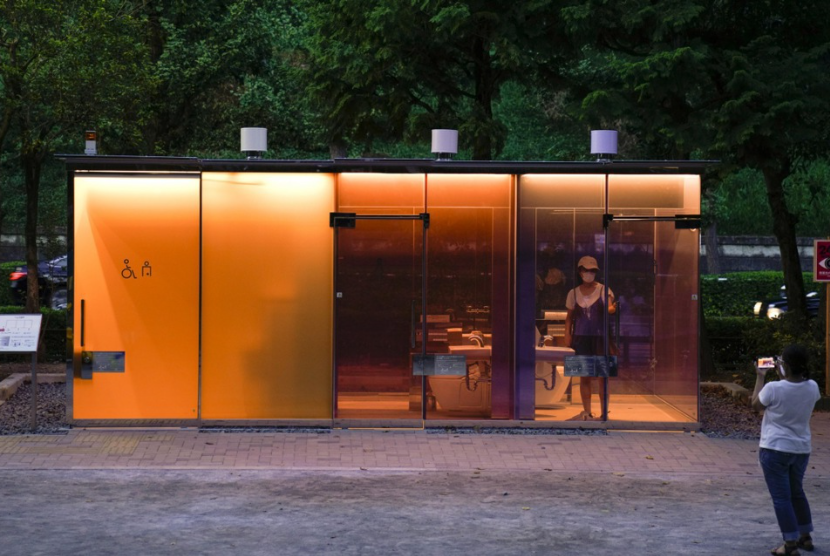 Pengunjung menggunakan toilet umum baru yang dirancang oleh arsitek pemenang Hadiah Pritzker Shigeru Ban di sebuah taman di Tokyo, Jepang, 20 Agustus 2020. 
