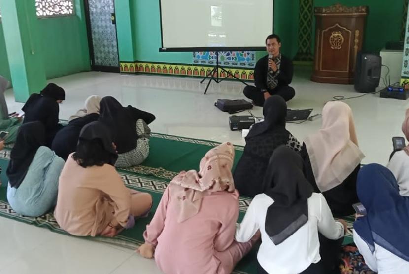 Universitas BSI (Bina Sarana Informatika) kampus Cilebut Bogor bersama Yayasan Akbar ALQI menggelar kegiatan berbagi ilmu dalam bentuk workshop pemanfaatan video reels bagi anak-anak panti.