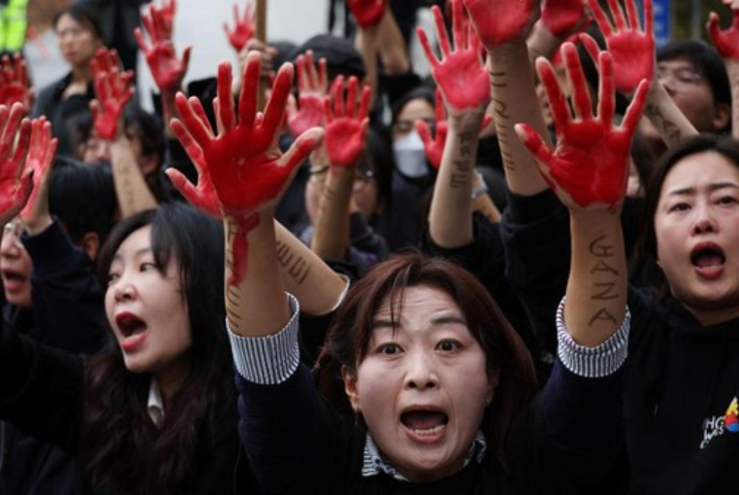 Aktivis pro-Palestina menggelar aksi unjuk rasa di depan kantor Kementerian Luar Negeri Korea Selatan di Seoul pada November 2023.