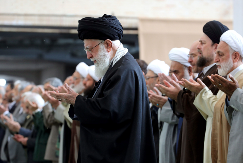 Dalam foto yang dirilis situs resmi kantor pemimpin tertinggi Iran, Pemimpin Tertinggi Ayatollah Ali Khamenei memimpin salat Idul Fitri menandai berakhirnya bulan suci Ramadhan, di Teheran, Iran, Rabu, 10 April 2024.