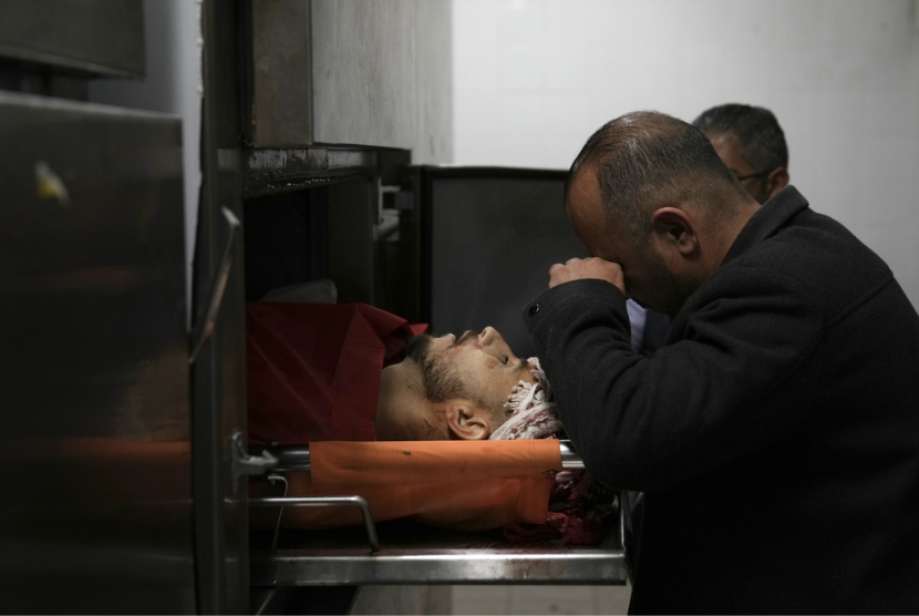 Seorang warga Palestina yang syahid dalam amukan pemukim ilegal Yahudi terbaring di kamar mayat Kompleks Medis Palestina di kota Ramallah, Tepi Barat, Jumat, 12 April 2024.
