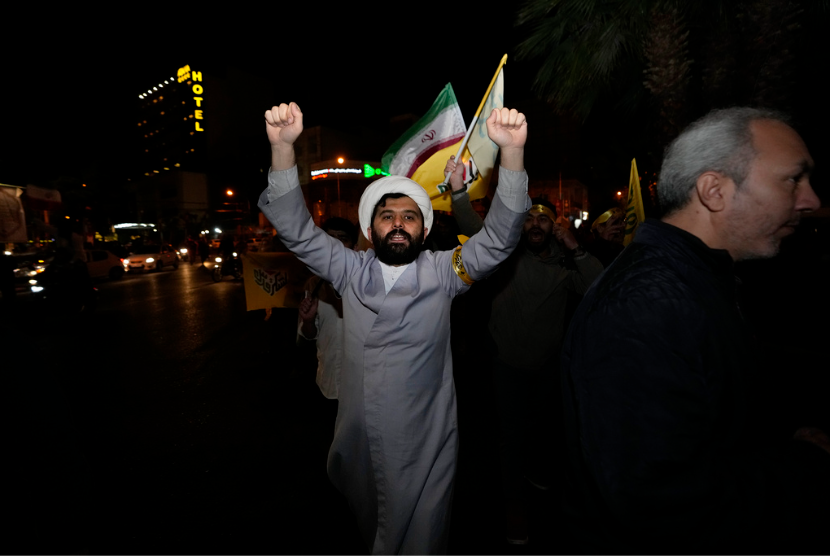 Demonstran Iran merayakan kabar serangan ke Israel dalam aksi di Lapangan Felestin (Palestina) di Teheran, Ahad dini hari, 14 April 2024.