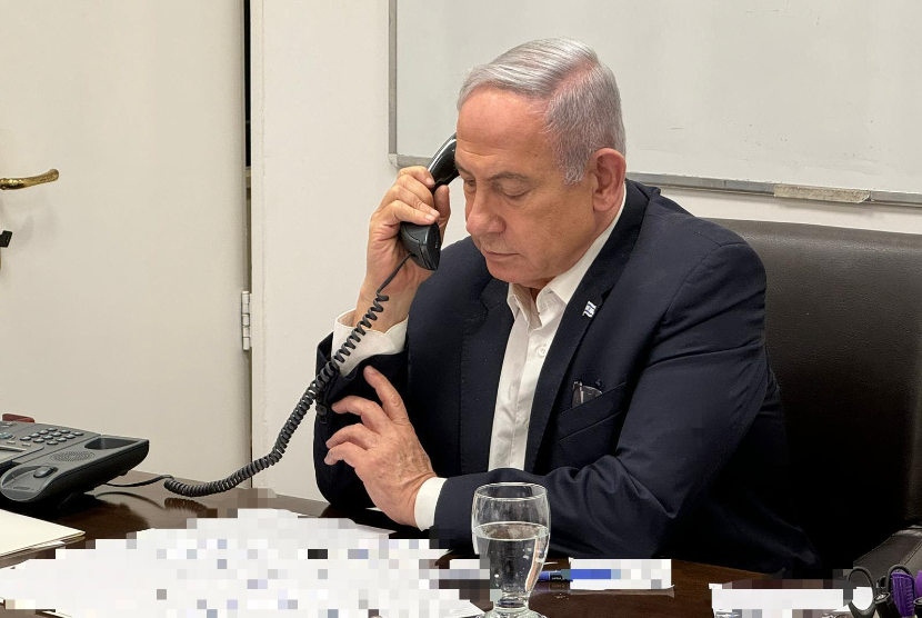Perdana Menteri Israel Benjamin Netanyahu saat menelepon Presiden AS Joe Biden setelah serangan Iran ke Israel pada Ahad (14/4/2024).