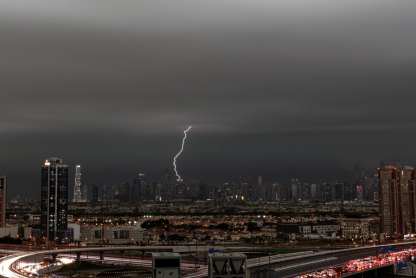 Petir menyambar langit saat hujan deras di Dubai, Uni Emirat Arab, 16 April 2024. Uni Emirat Arab (UEA) untuk pertama kalinya dalam sejarah menyaksikan cuaca ektrem dan hujan lebat di seluruh negeri