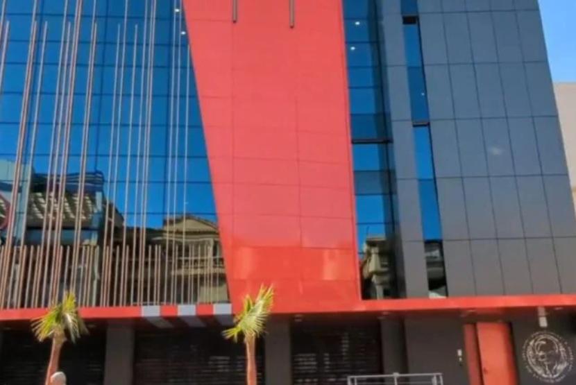 Gedung restoran KFC di Aljir tanpa logo setelah digeruduk pengunjuk rasa pada Selasa (16/4/2024).
