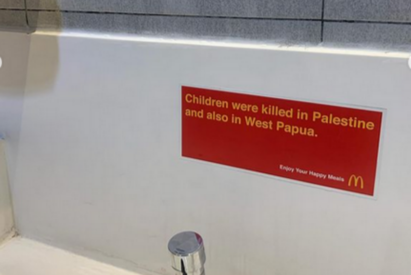 Stiker yang bertuliskan anak-anak terbunuh di Palestina dan juga di Papua Barat ditempelkan oleh orang yang tak diketahui identitasnya di dinding wastafel salah satu gerai McDonalds di Indonesia. 