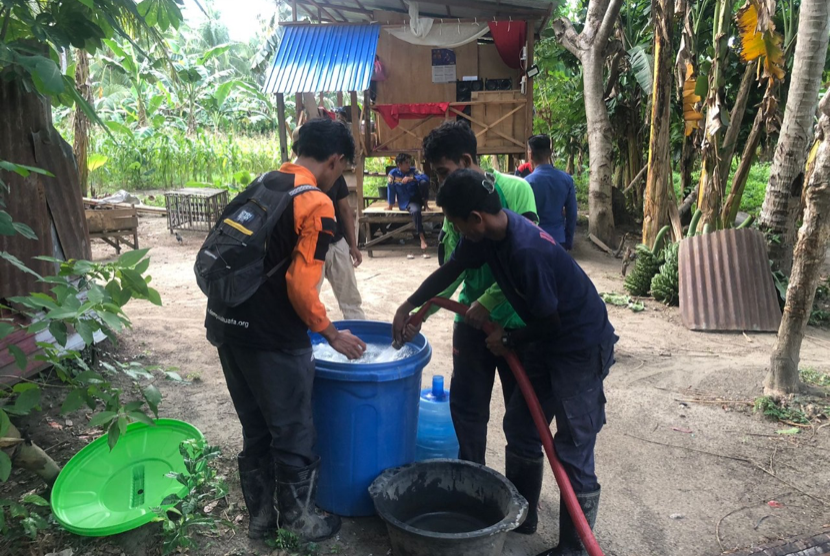 Disaster Management Center (DMC) Dompet Dhuafa memberikan layanan bantuan kedaruratan bagi penyintas di Desa Balongga, Kecamatan Dolo Selatan, Kabupaten Sigi, Sulawesi Tengah (23/4/2024).