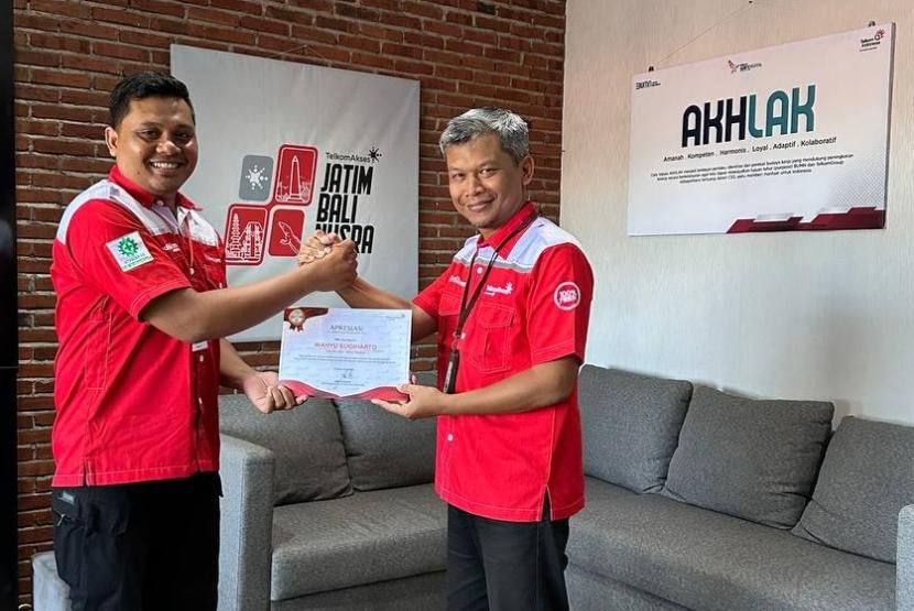 Manajemen Telkom Akses Jawa Timur Bali Nusa Tenggara (Nusra) memberikan apresiasi kepada Wahyu yang diserahkan langsung oleh Head of Regional Jawa Timur Bali Nusra, Arief Wibisono.