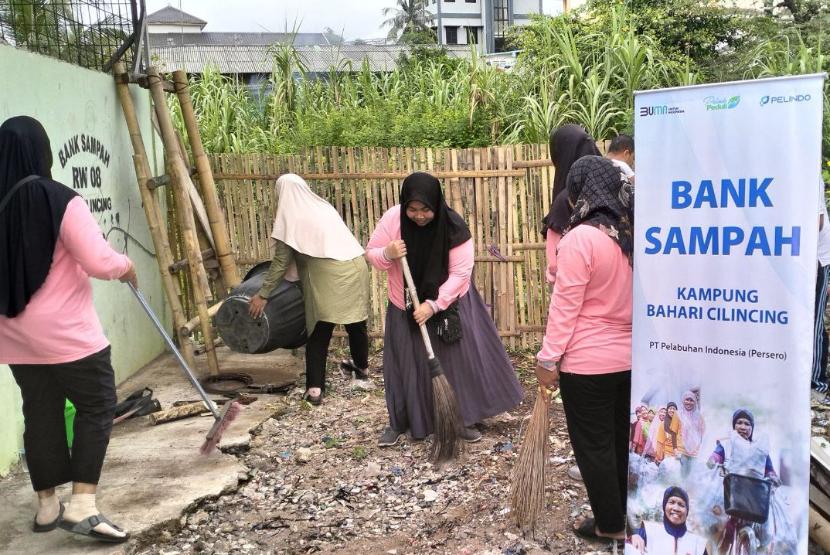 PT Pelindo dan Rumah Zakat menggerakkan warga untuk beraksi membersihkan lingkungan sekitar Kali Cilincing.