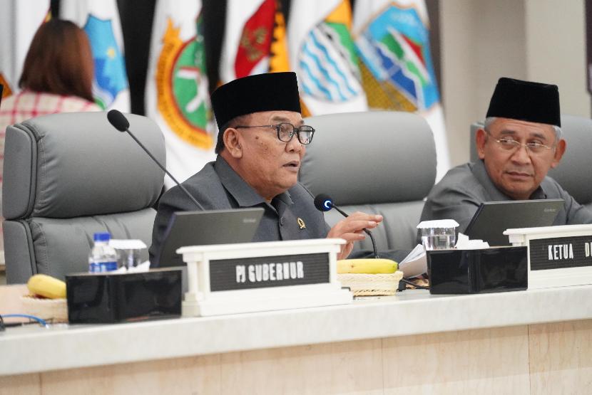 Ketua DPRD Provinsi Jawa Barat Brogjen TNI (Purn) H. Taufik Hidayat saat memimpin Rapat Paripurna. Kota Bandung. Selasa, (30/4/24).