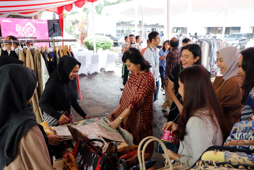 Wakil Direktur Utama Perum Perumnas (tengah), Tambok Setyawati, sedang melihat produk UMKM Binaan Perumnas di Bazar Paras Ayu Fest 2024, Jakarta.