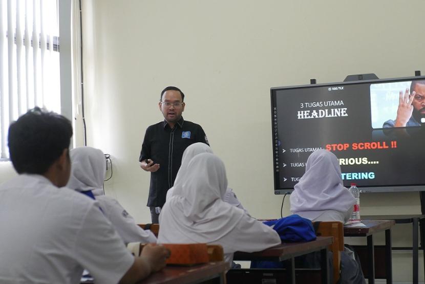 Universitas BSI (Bina Sarana Informatika) yang dikenal sebagai Kampus Digital Kreatif, telah berhasil menyelenggarakan workshop bersama Pusat Pelatihan dan Pengembangan Pendidikan (P4) Jakarta Barat dengan tema 