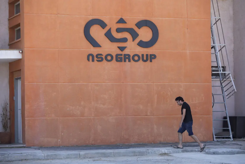 Sebuah logo menghiasi dinding cabang perusahaan NSO Group Israel, dekat kota Sapir di Israel selatan, 24 Agustus 2021.