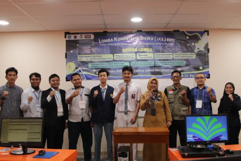 Universitas Nusa Mandiri (UNM) mengirimkan juri di bidang IT Software Solution for Business untuk event LKS SMK.