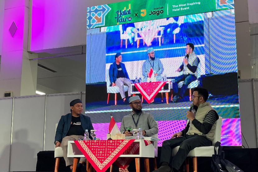  Ustaz Abdurrahman Zahier dan Head of Sharia Financing PT Bank Jago Tbk Agung Lesmana dalam sesi talkshow di Halal Fair series 2024 yang berlangsung di Jogja Expo Center (JEC). 