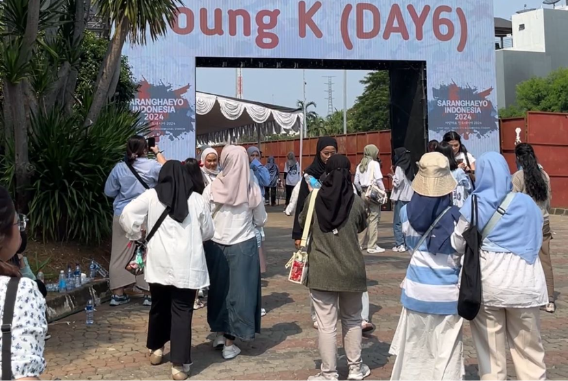 Sejumlah penggemar K-pop menghadiri konser Saranghaeyo Indonesia (SHI) 2024 di Beach City International Stadium (BCIS), Ancol, Jakarta Utara, Sabtu (4/5/2024). 