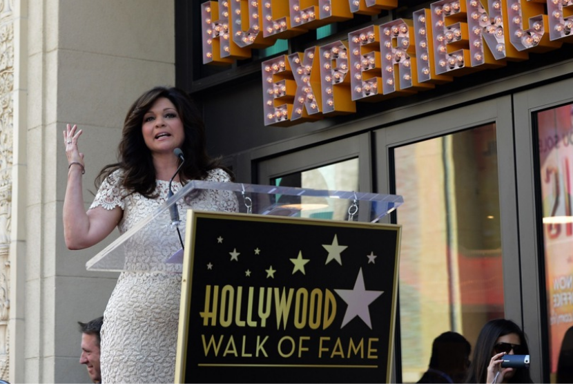 Aktris Valerie Bertinelli saat menerima bintang Hollywood Walk of Fame di Hollywood, California, AS pada 22 Augustus 2012. Bertinelli merupakan mantan istri musisi Eddie Van Halen.