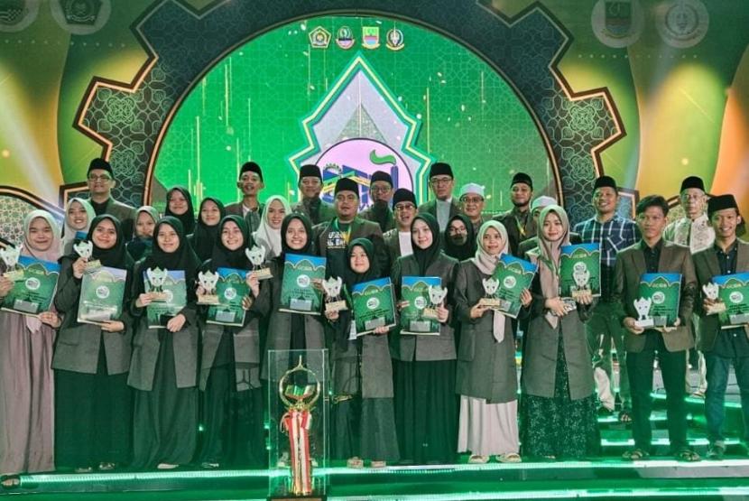 Musabaqoh Tilawatil Quran (MTQ) ke-38 Tingkat Jawa Barat Tahun 2024 di Kabupaten Bekasi resmi ditutup, Sabtu (4/5/2024) malam. Kafilah Kabupaten Bandung meraih peringkat kedua.