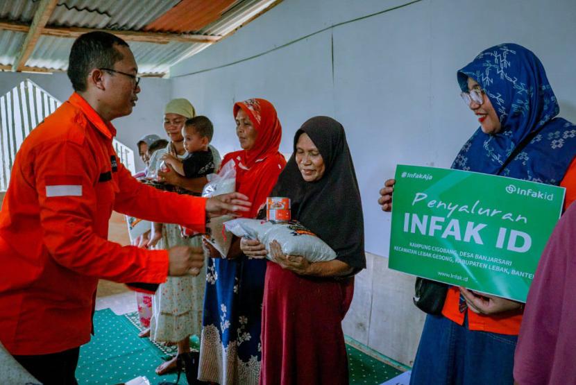 Rumah Zakat menyalurkan bantuan dari Infak ID untuk warga terisolir di Lebak, Banten.