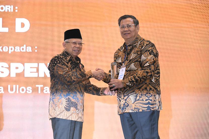 TASPEN meraih Penghargaan Kategori Gold untuk Program Kampung Wisata Ulos TASPEN pada kegiatan “CSR & Pengembangan Desa Berkelanjutan (PDB) Awards 2024” yang diselenggarakan oleh Kementerian Desa, Pembangunan Daerah Tertinggal dan Transmigrasi bersama Indonesian Social Sustainability Forum (ISSF) di Hotel Westin, Jakarta, Selasa (7/5/2024).