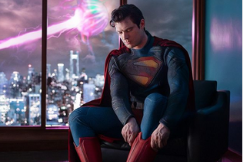 Aktor David Corenswet mengenakan kostum Superman. 