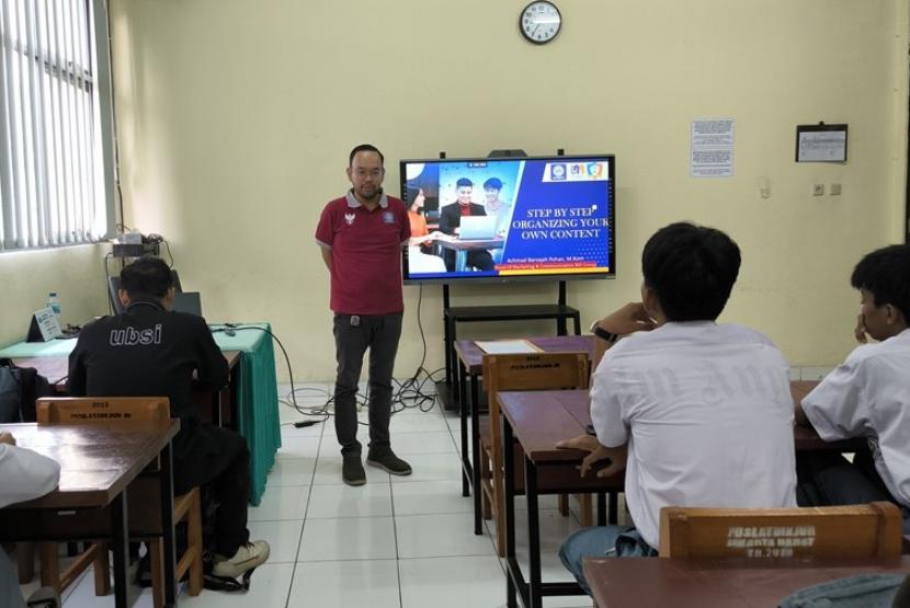Universitas BSI (Bina Sarana Informatika) dan P4 (Pusat Pelatihan dan Pengembangan Pendidikan) Jakarta Barat menyelenggarakan workshop BSI Digination: Opportunities in Creative Industry yang berfokus pada mengoptimalkan konten kreatif di Aula P4 Jakarta Barat pada Selasa, (30/4/2024).
