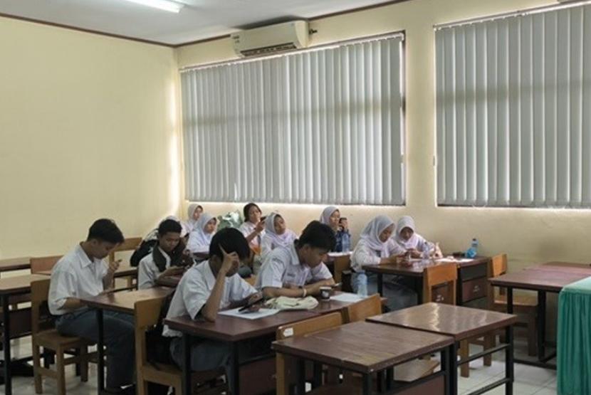 Universitas BSI (Bina Sarana Informatika) bekerja sama P4 (Pusat Pelatihan dan Pengembangan Pendidikan) Jakarta Barat menggelar workshop BSI Digination: Opportunities in Creative Industry yang membahas secara mendalam tentang teknik dasar tersebut, terutama dalam seni mengambil gambar yang memikat, Senin (29/4/2024).