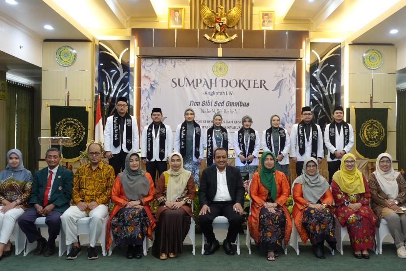 Fakultas Kedokteran dan Kesehatan Universitas Muhammadiyah Jakarta (FKK UMJ) menggelar Angkat Sumpah Dokter Angkatan ke-54 di Aula dr Syafri Guricci, Rabu (8/5/2024). 