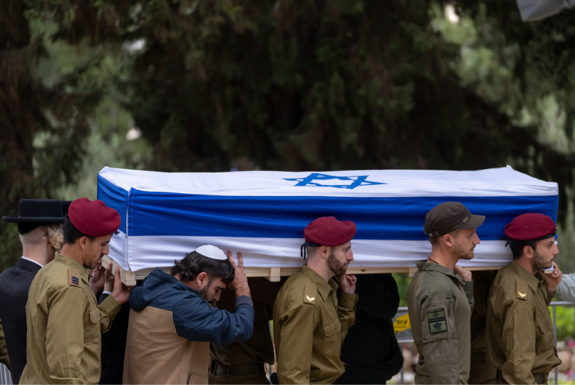 Tentara Israel membawa peti mati sersan yang tewas akibat rudal Hizbullah saat pemakamannya di Mt Herzl di Yerusalem pada Selasa, 7 Mei 2024. 